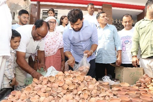 विधायक देवेंद्र को "मिट्टी के दीये और बर्तन बेचते देख'' उमड़ पड़ा हुजूम